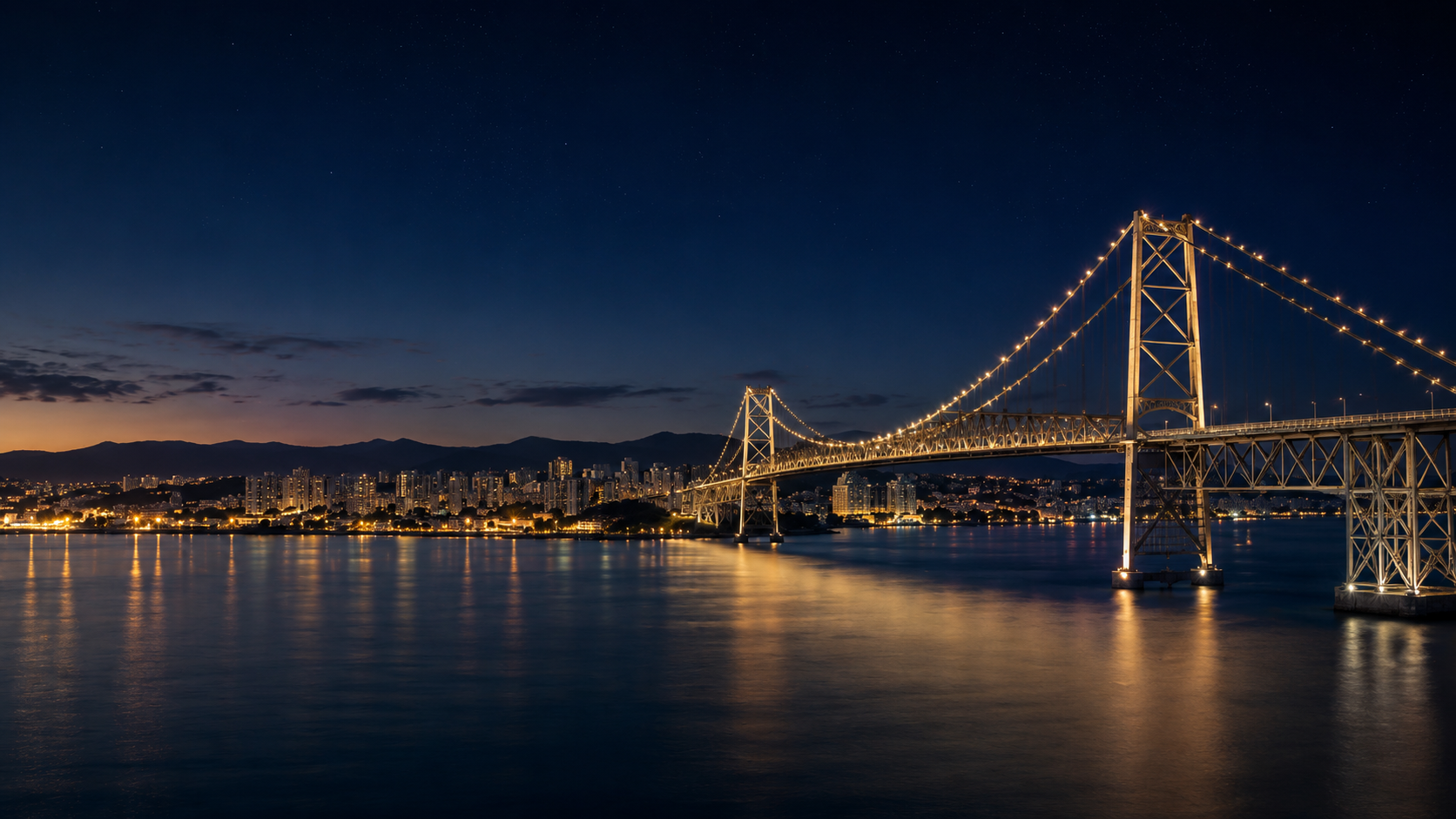 Ponte Hercílio Luz iluminada em Florianópolis à noite